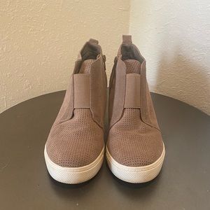 Steve Madden Taupe Wedge Sneaker size 10